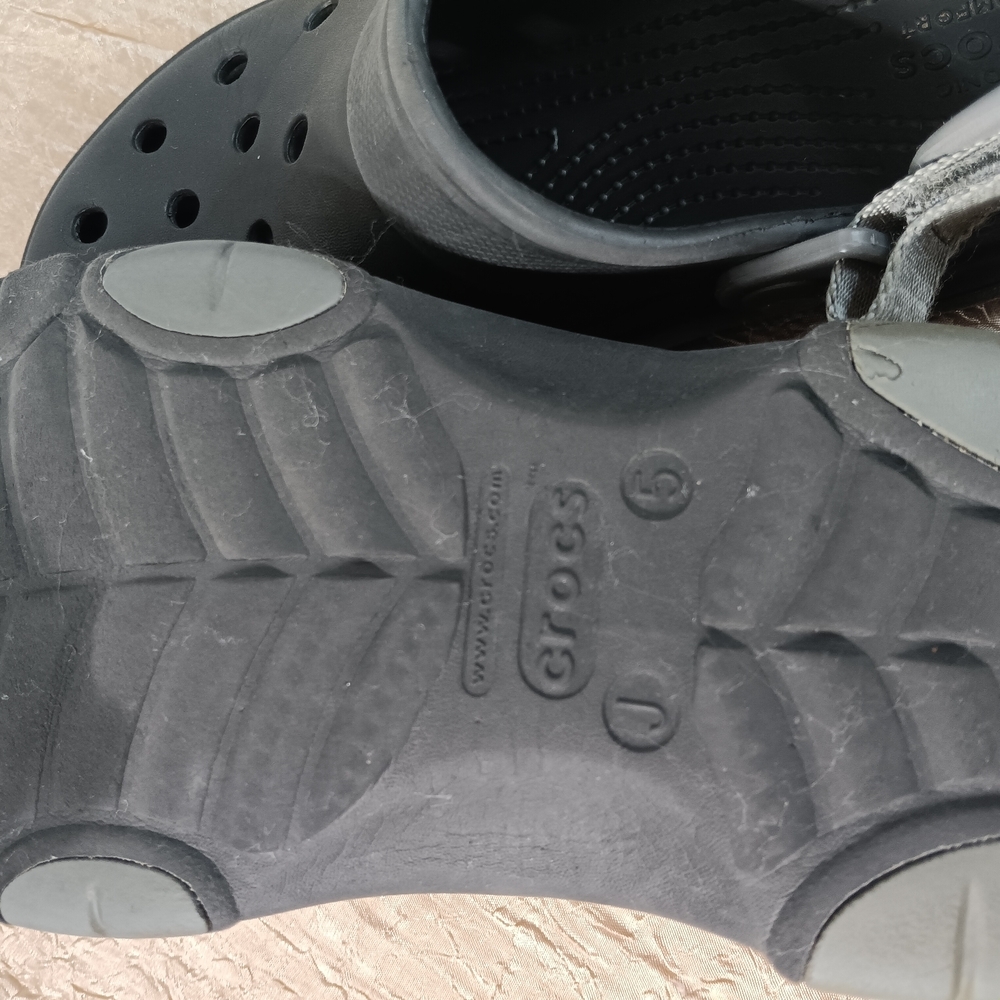 CROCS Men's Black Sandals - Picture 8 of 10